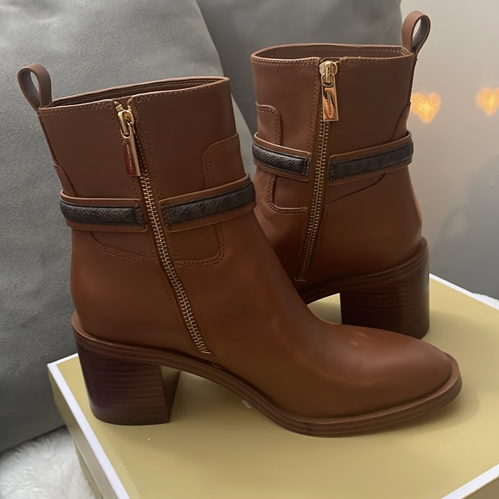 Michael Kors Women's Brown Ankle Boots. Mindy block heel bootie - Picture 8 of 9